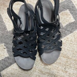Bare traps strappy leather Sandals size 10.5M, good condition, adjustable strap